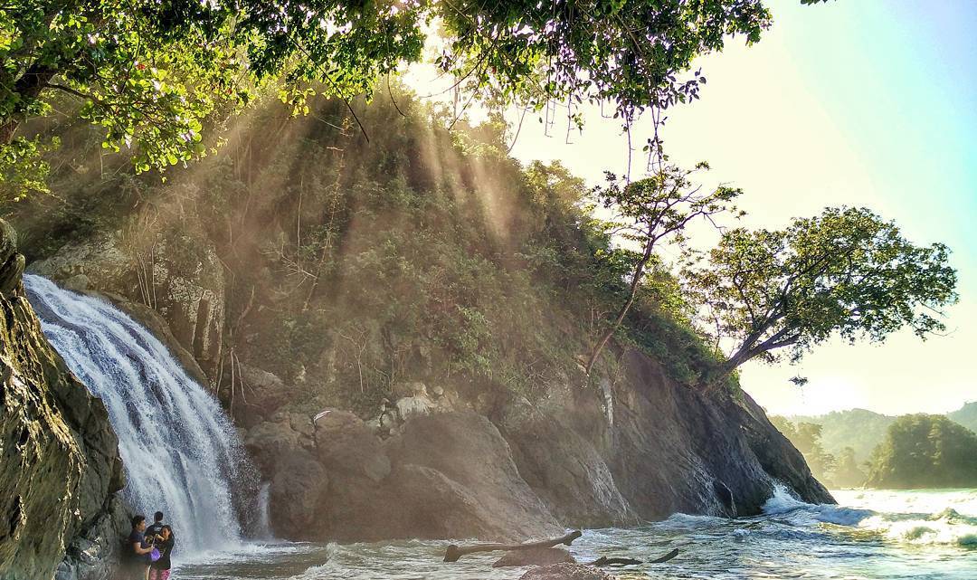 5 Air Terjun Di Jawa Timur Yang Langsung Jatuh Ke Laut